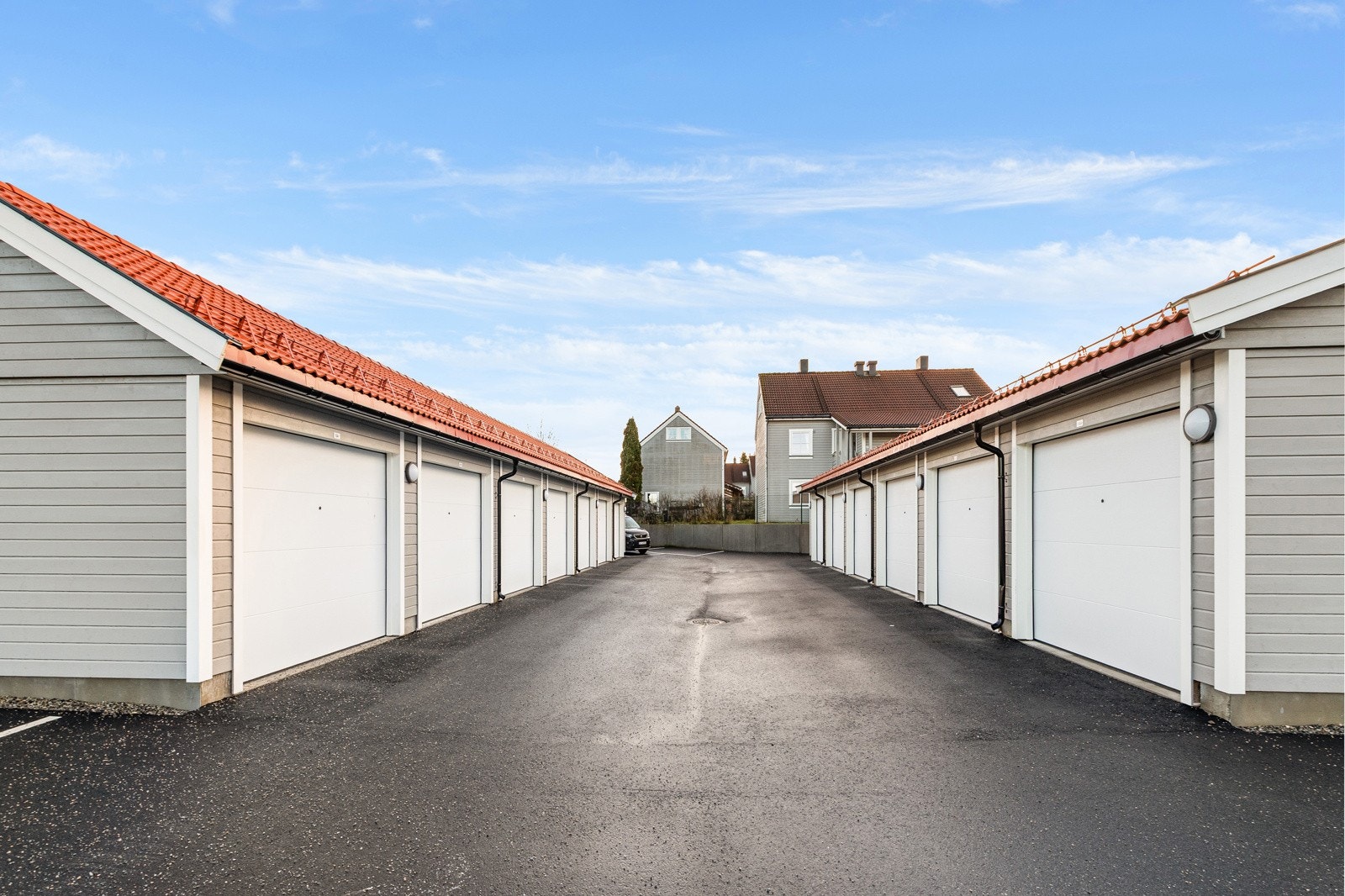 Garasje i rekkeanlegg som nylig er bygd. Galleribilde