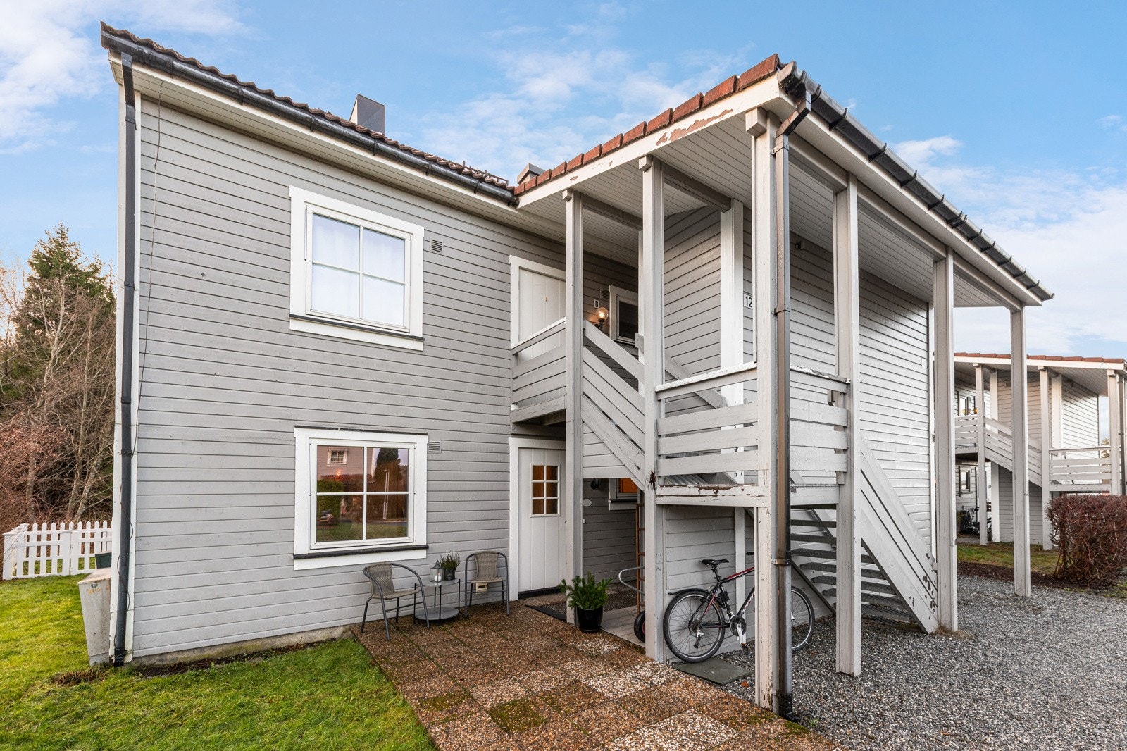 Hellelagt platting for en kaffe i morgensolen. Inngangen vender mot øst Galleribilde