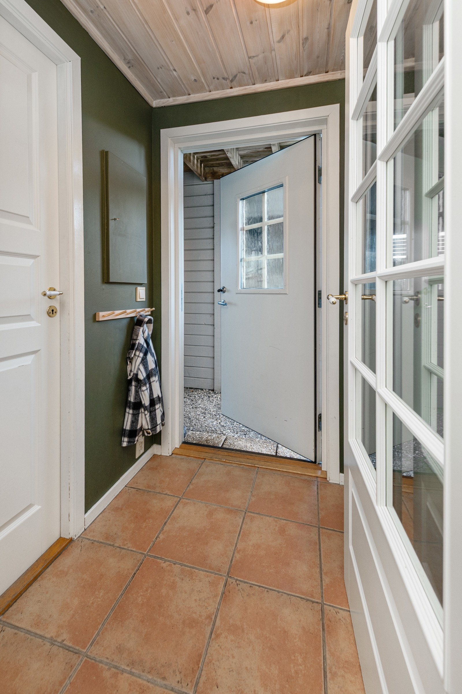 Entrè med fliser på gulv. Dør til venstre er inn til bod. Galleribilde