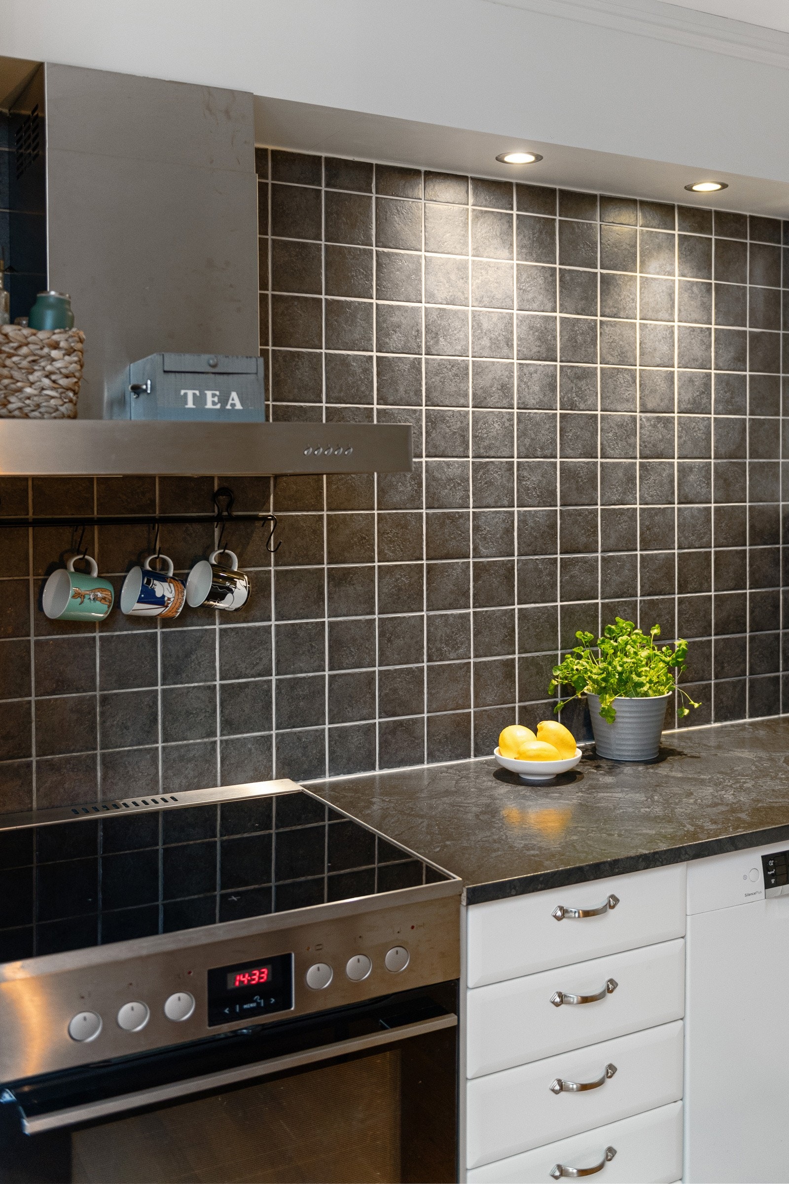 Laminat benkeplate og fliser vegger over kjøkkenbenk Galleribilde