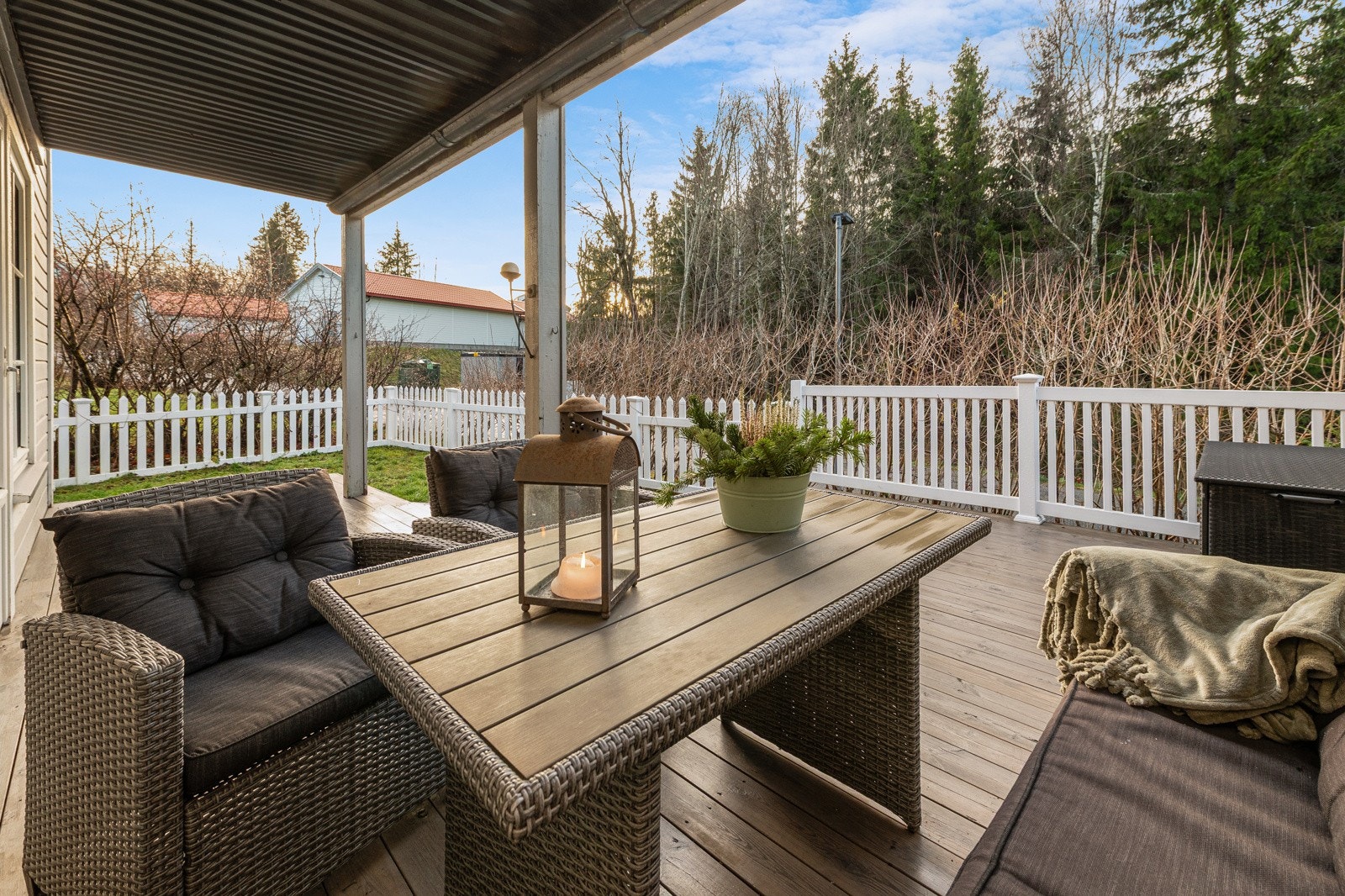 Stor vestvendt markterrasse og hage er gull verdt på den varme tiden av året Galleribilde