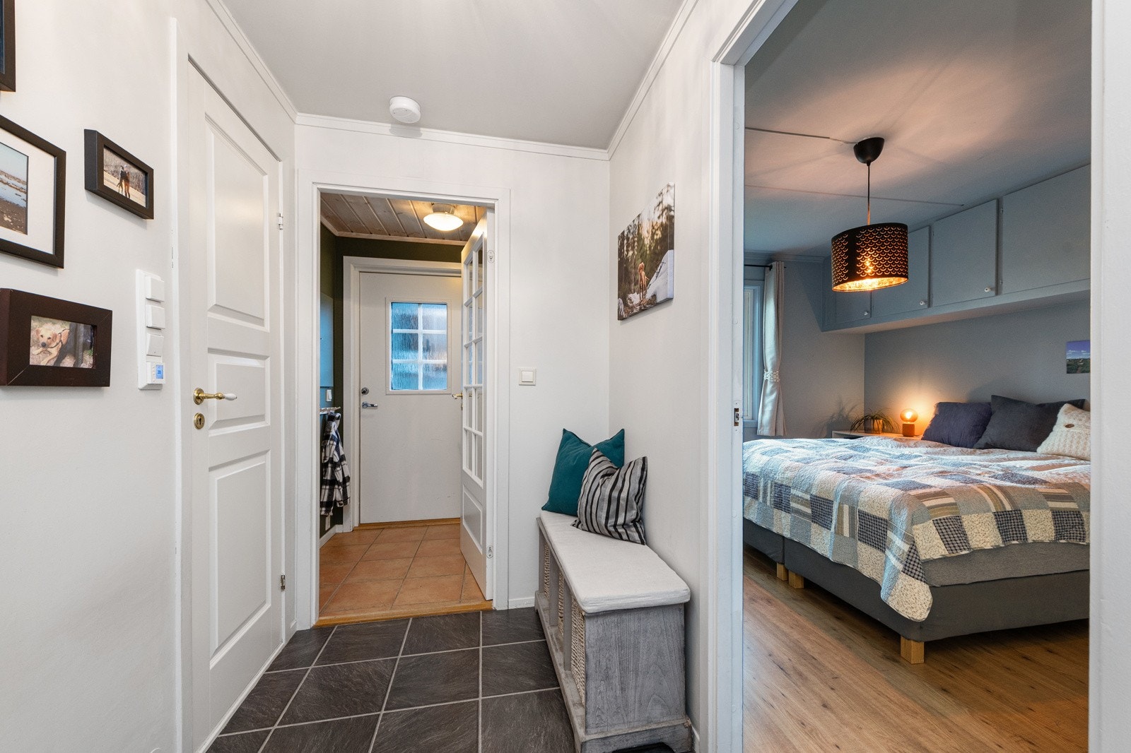 Her ser du gang, entrè og soverom. Dør til venstre er inn til bad Galleribilde