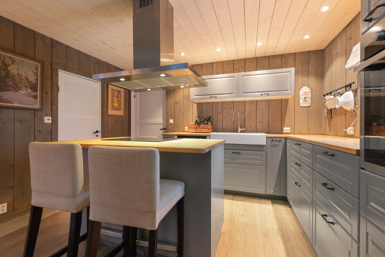 Integrerte hvitevarer med komfyr, koketopp, ventilator, oppvaskmaskin og fryse/kjøleskap. Opplegg for oppvaskmaskin. Galleribilde