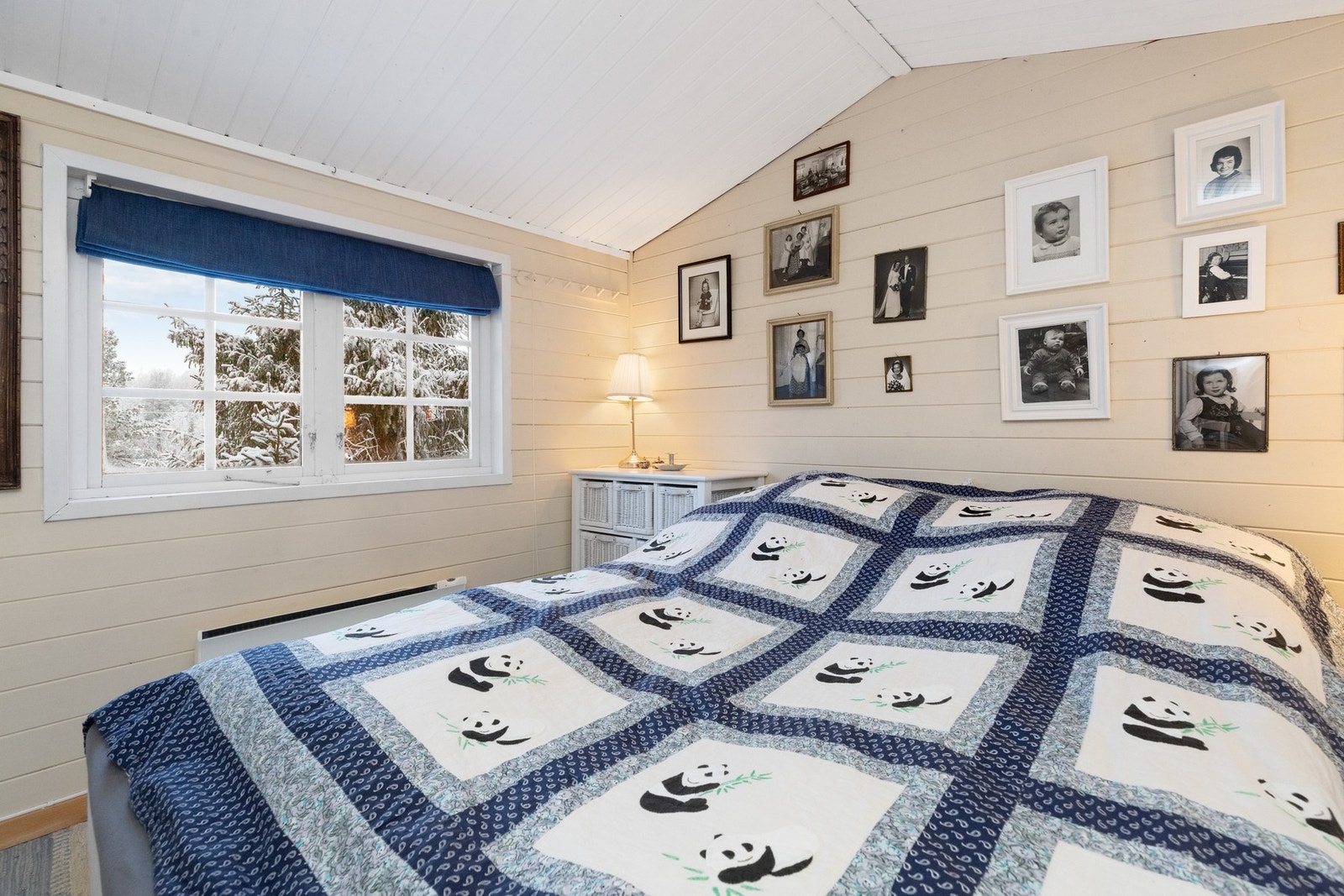 Her er det liggende panel, og mønet himling i trepanel Galleribilde