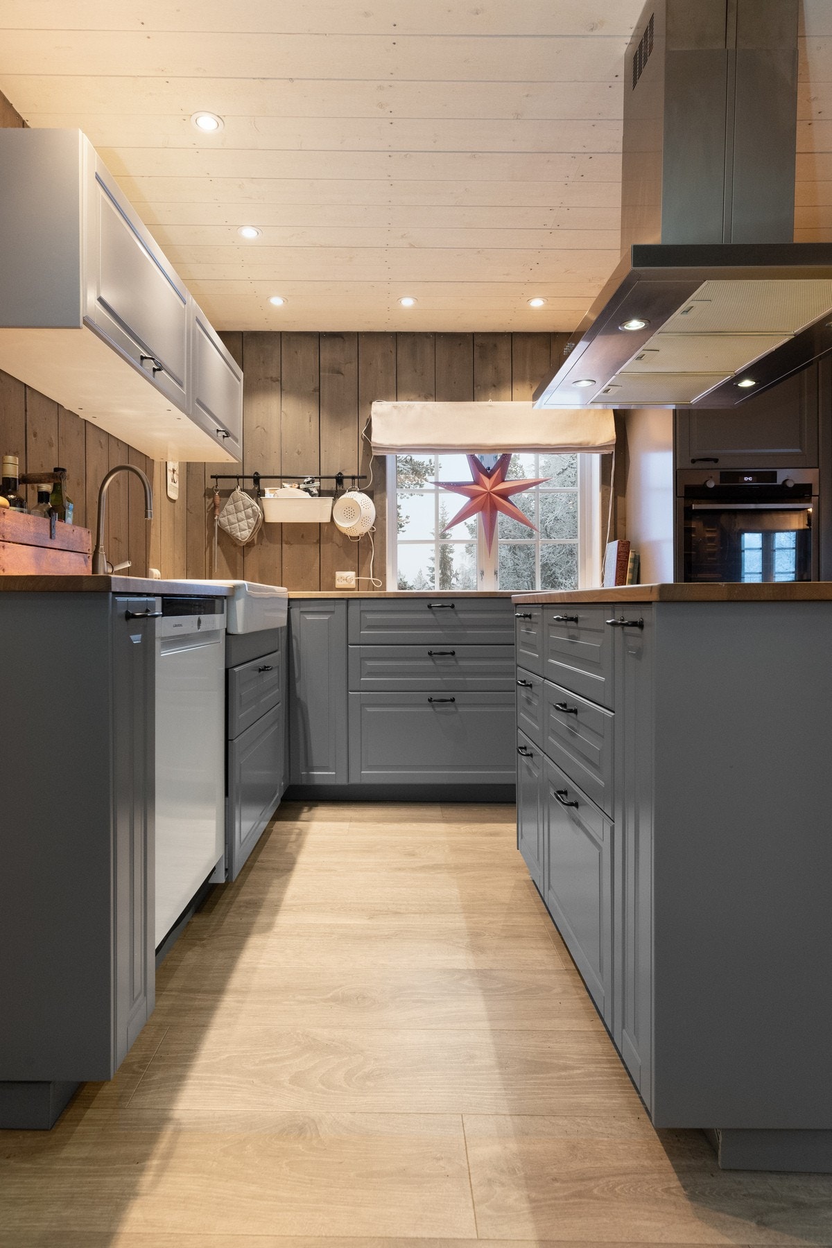 Det er kjøkkenventilator med avtrekk ut. Galleribilde