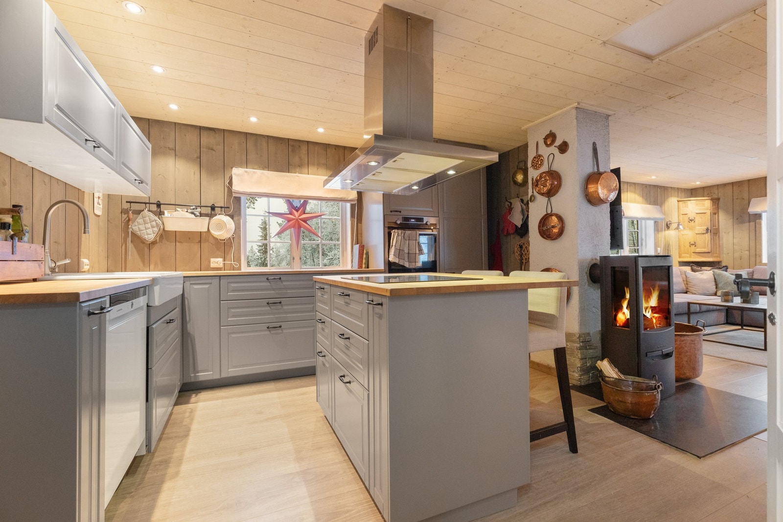 På kjøkkenet er det moderne IKEA kjøkkeninnredning fra 2017 Galleribilde