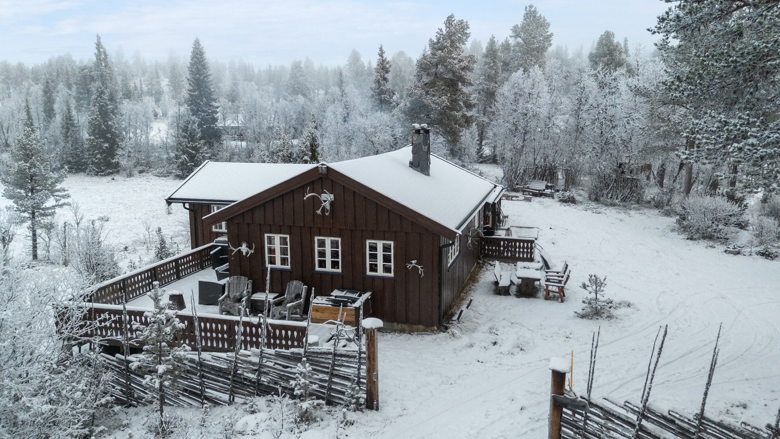 Med sitt usjenerte uteområde er eiendommen midt i blinken for deg som søker kort vei til naturen og fjellet Galleribilde