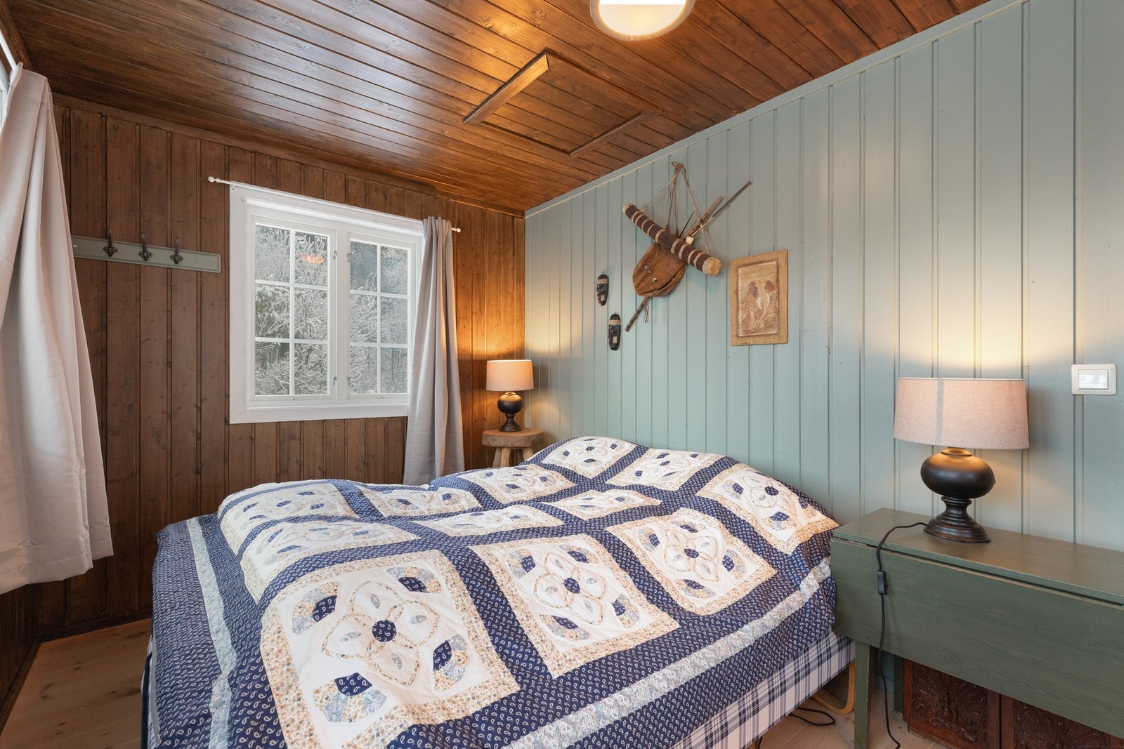 Beiset trepanel på vegger og i himling Galleribilde