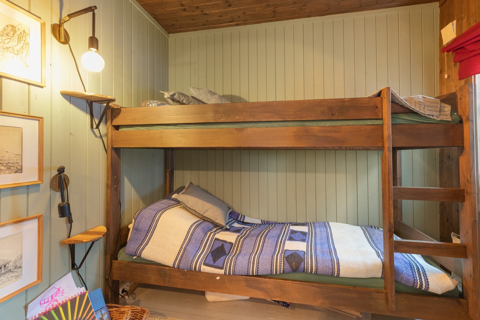 Dette soverommet er møblert med plassbygd køyeseng. Galleribilde