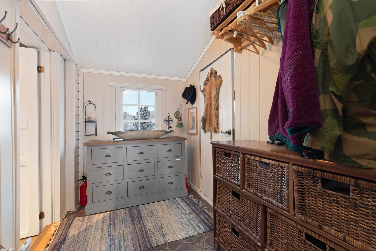 I hyttas vindfang/entrè finnes plass til noe møblering for oppbevaring av sko og tøy Galleribilde