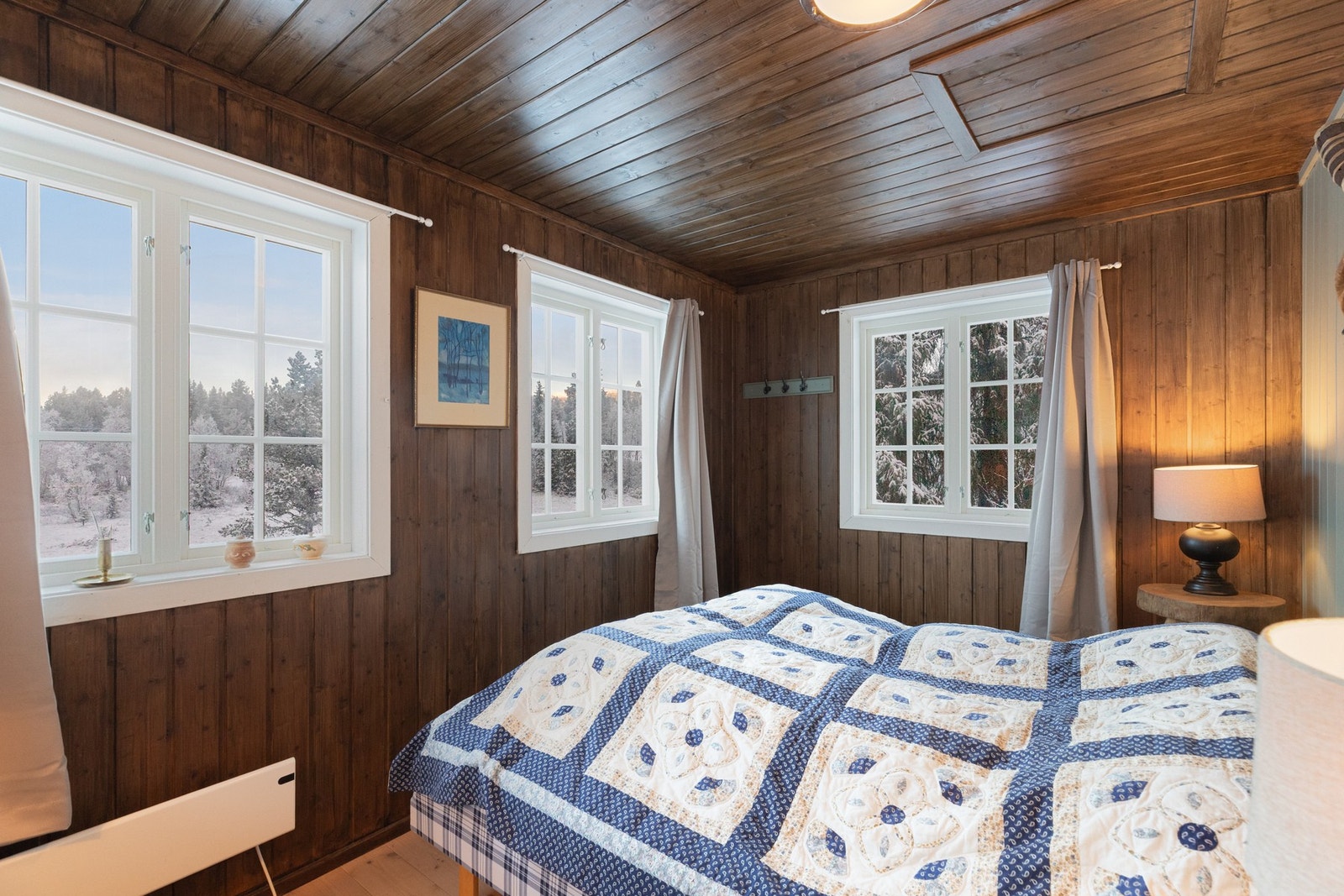 Hytta har tre soverom. På hyttas hovedsoverom er det i dag møblert med dobbeltseng Galleribilde