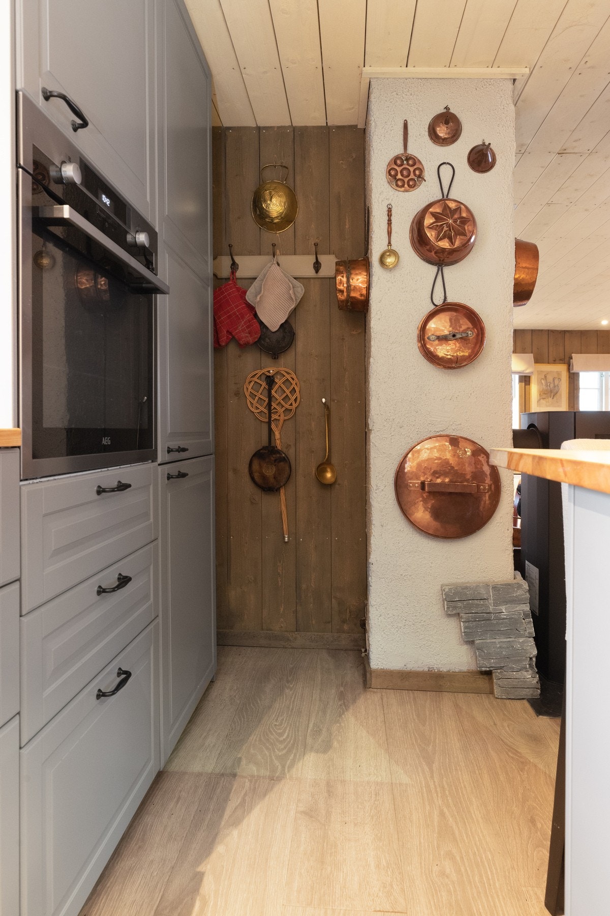 Godt med skuffer og skap for oppbevaring Galleribilde