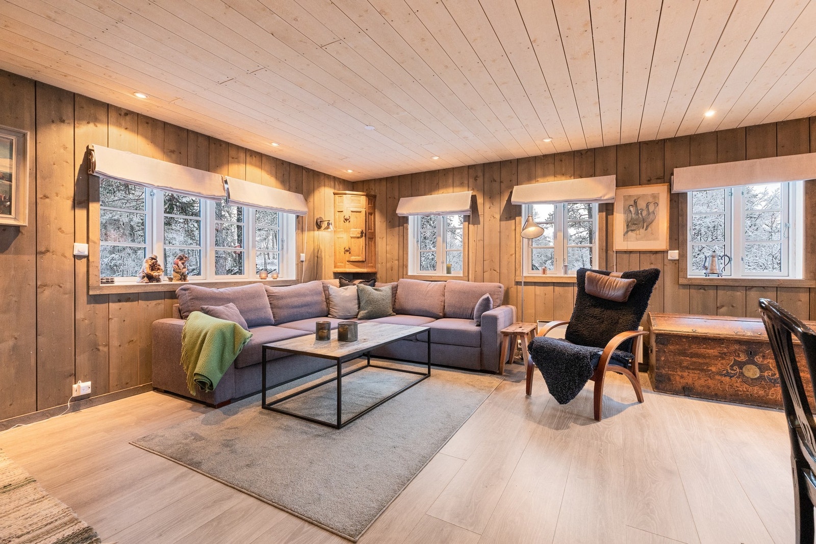 Stua er romslig og gir gode muligheter til møblering i ulike soner Galleribilde