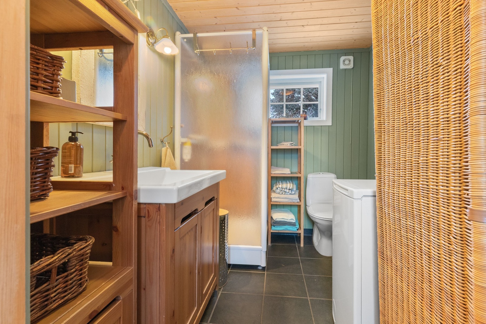 Badet er bygget i 2006. Her er vegger og himling er kledd med trepanel Galleribilde