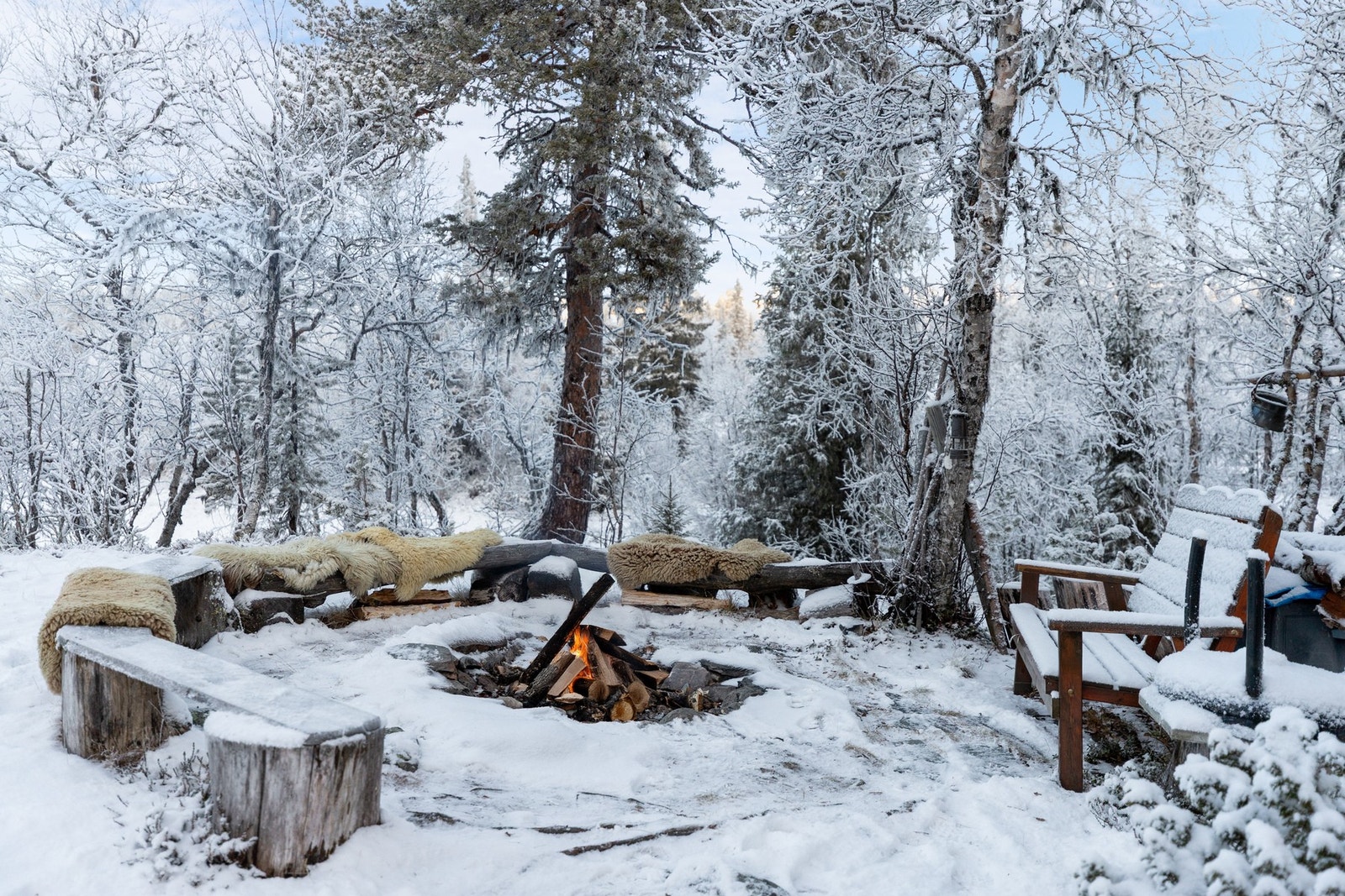 Fin bålplass på uteområdet - her er det lett å se for seg fine stunder med familien og gode historier Galleribilde