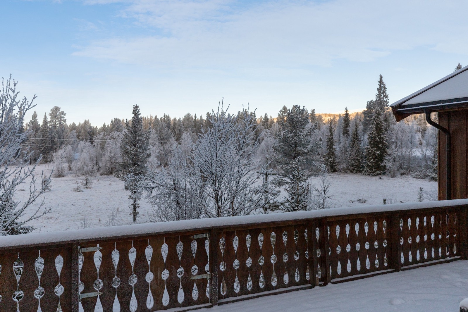Romslig terrasse hvor du kan nyte gode solforhold og frisk fjelluft Galleribilde