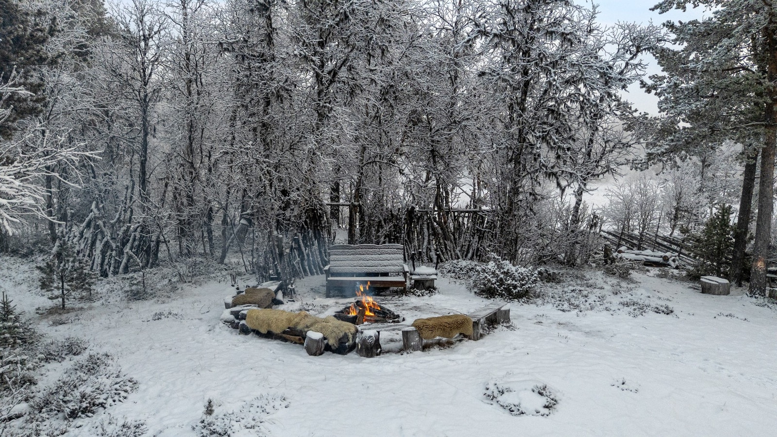 Usjenert uteplass på tomten hvor man finner flott bålplass som gir gode muligheter for å nyte livet til fjells utendørs Galleribilde