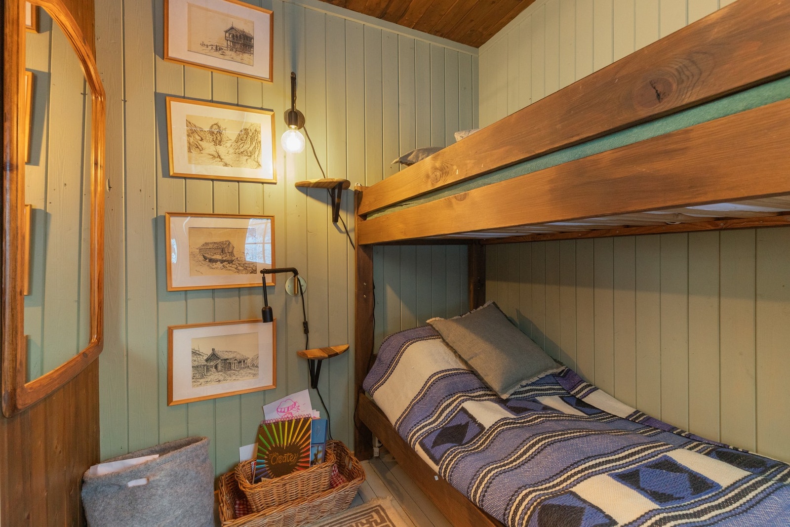 Trepanel på vegg og himling Galleribilde