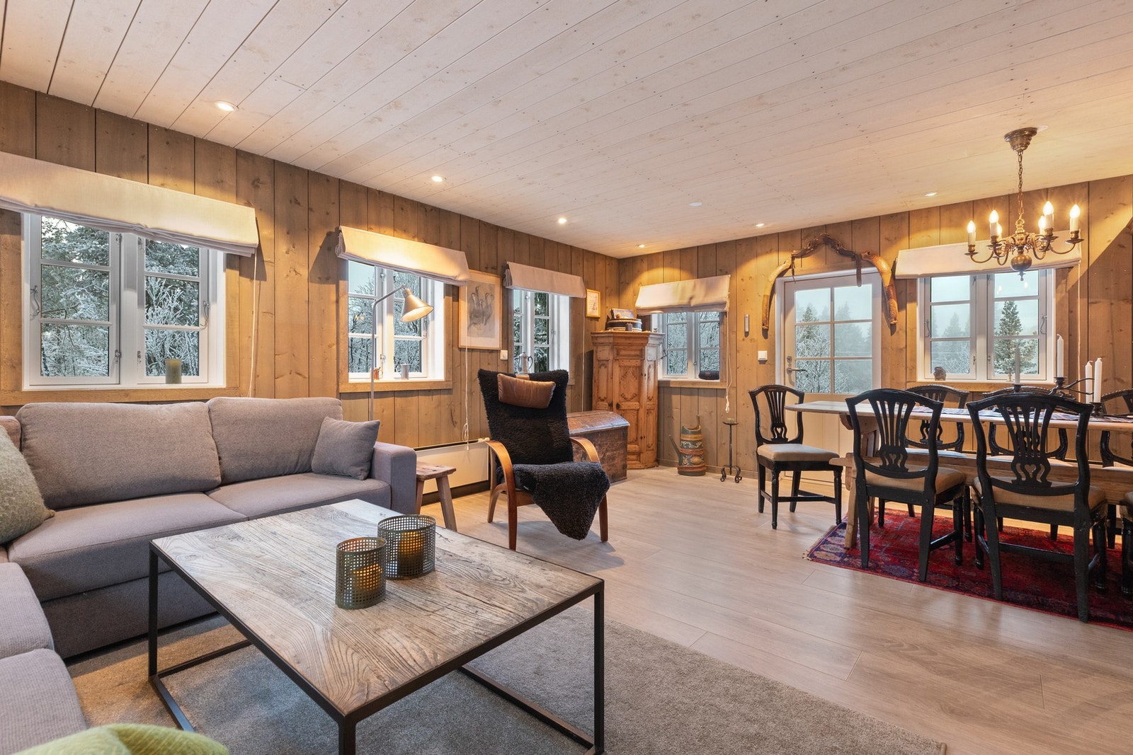 Godt med vindusflater som slipper inn rikelig med dagslys Galleribilde