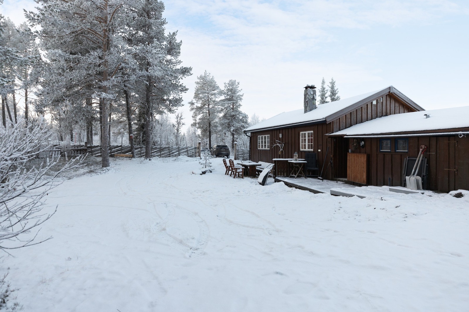 Deler av tomten er inngjerdet med skigard. Galleribilde