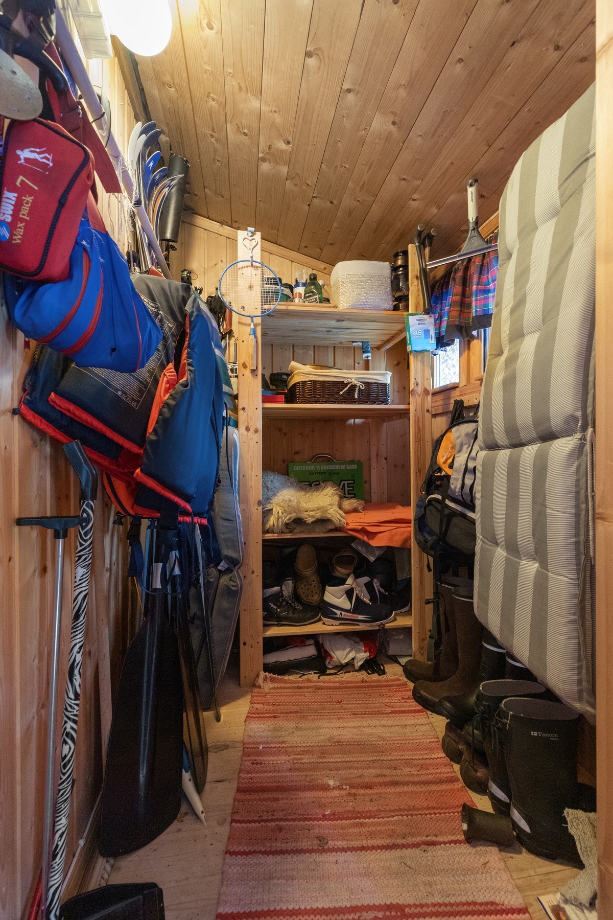 Tilgang til praktisk bod fra overbygd inngangsparti. Galleribilde