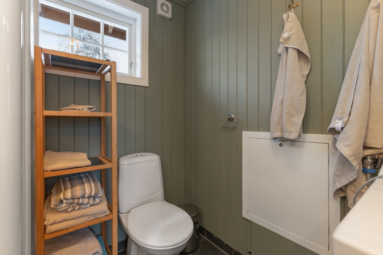 Flislagt gulv med varmekabler. Badet har toalett, servant, dusjkabinett og opplegg til vaskemaskin Galleribilde