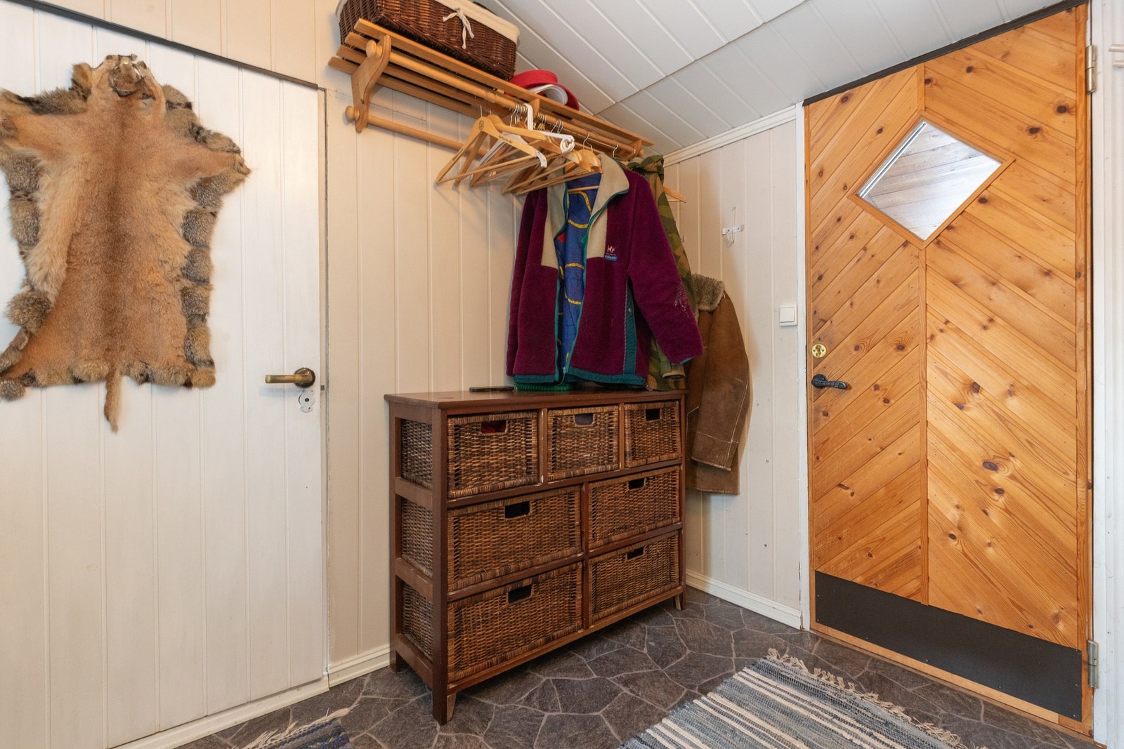 Gulvbelegg og MDF-plater på vegg i dette rommet. Galleribilde