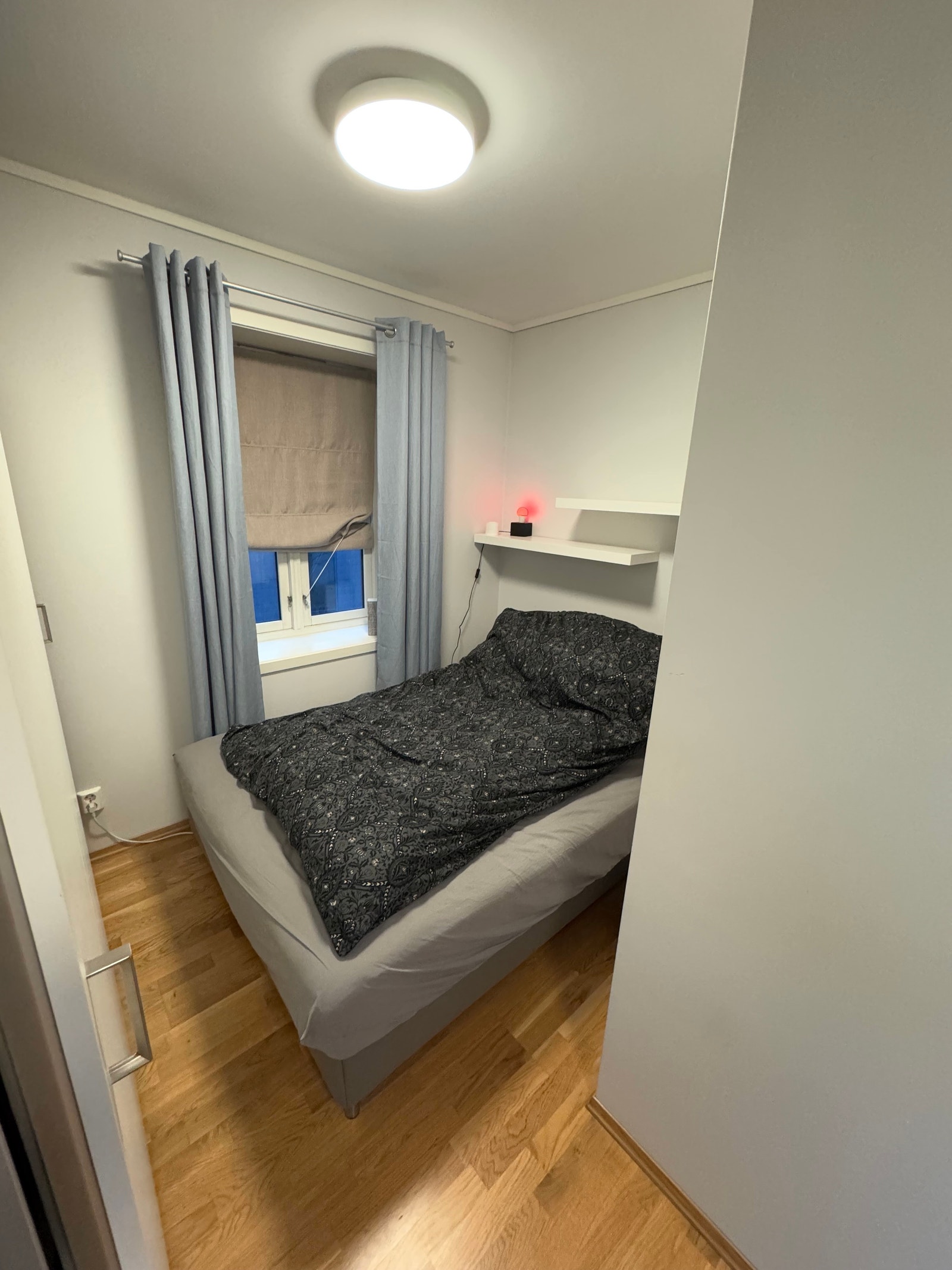 Soverom med garderobeskap. Galleribilde