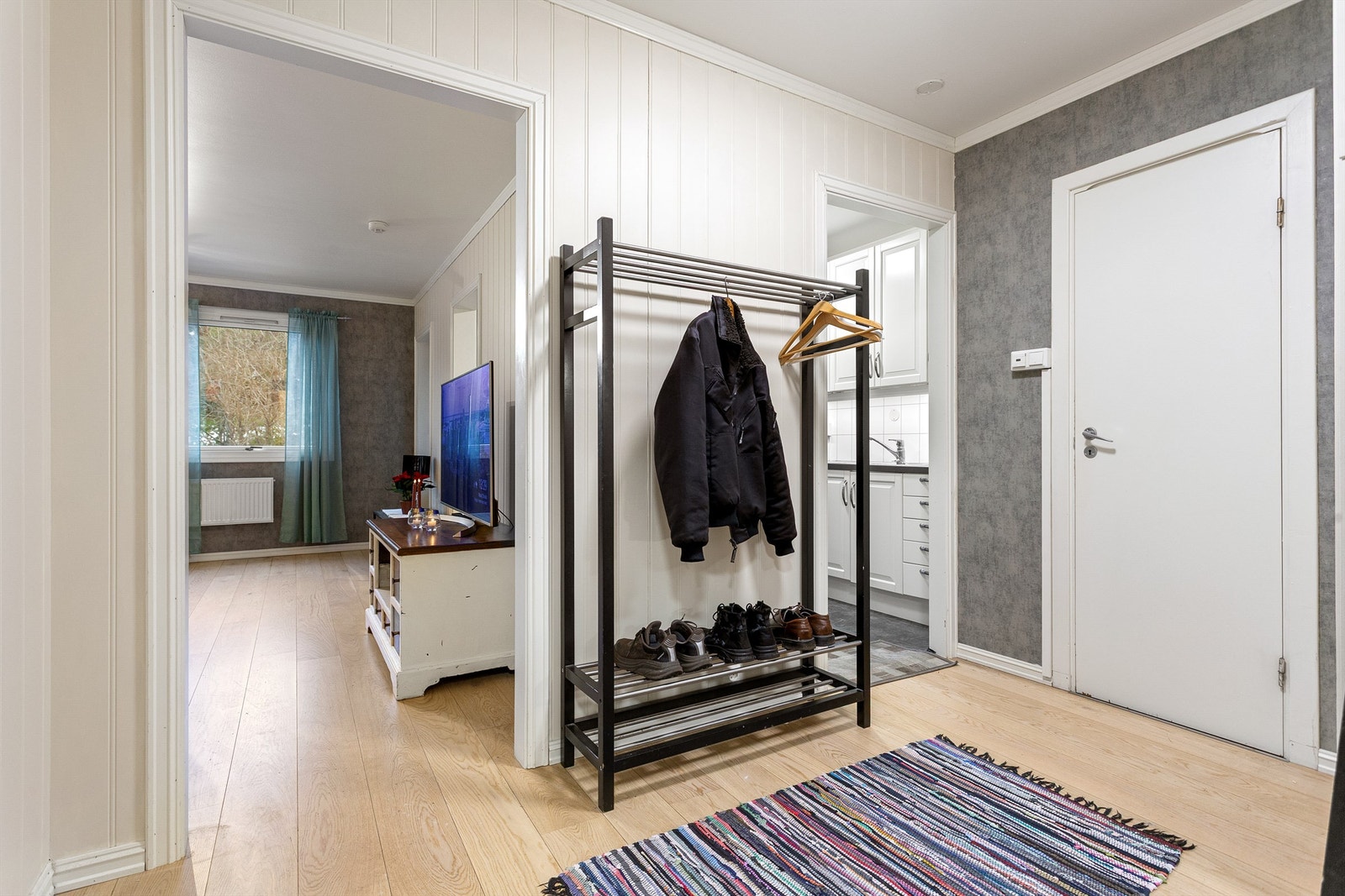 Forøvrig består overflatene i leiligheten av parkett på gulv, tapet, panelplater samt malte vegger og malt himling Galleribilde