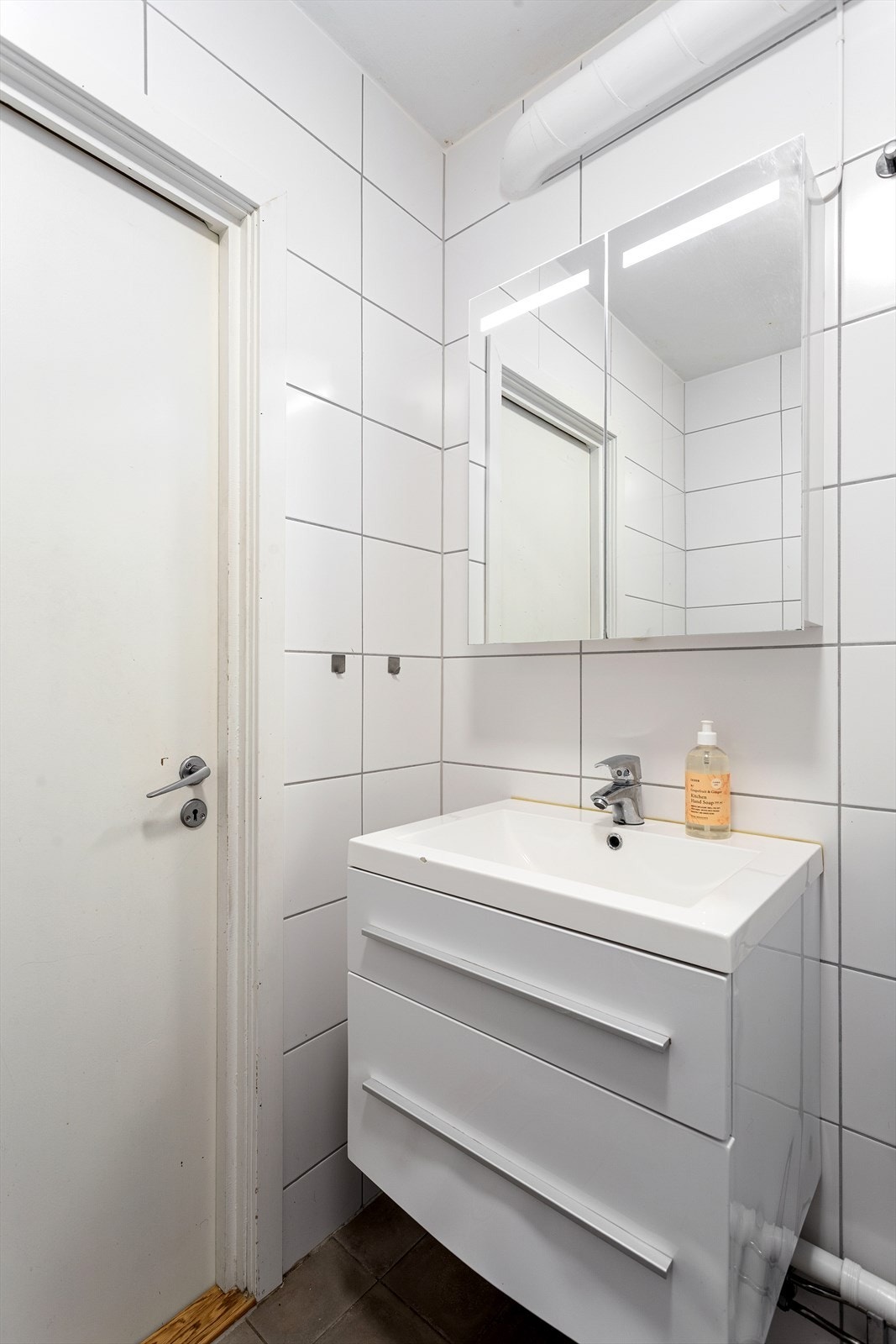 Badet har dusjhjørne og gulvvarme Galleribilde