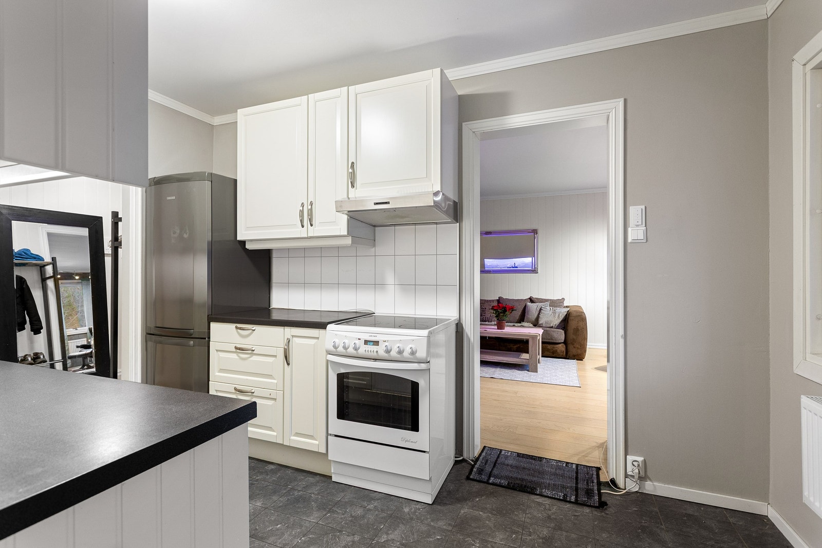 Kjøkkenpanel på vegg over benkeplater av laminat Galleribilde