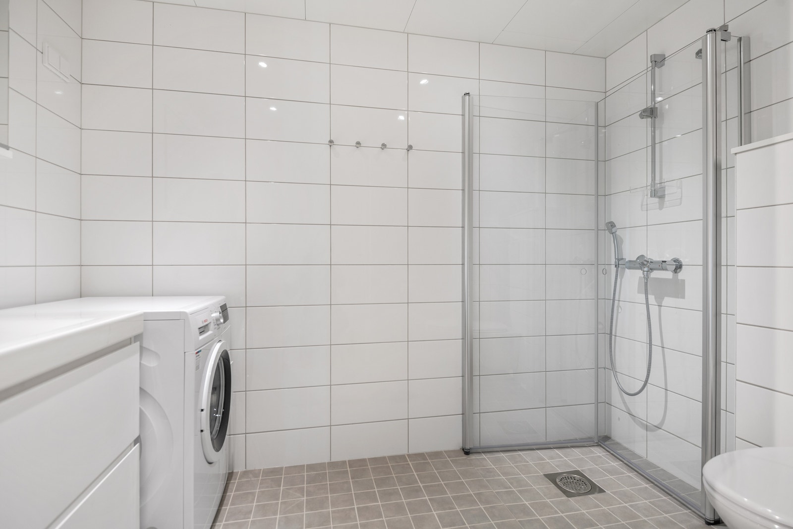 Pent flislagt bad med varmekabler i gulv. Vaskemaskin følger med. Galleribilde