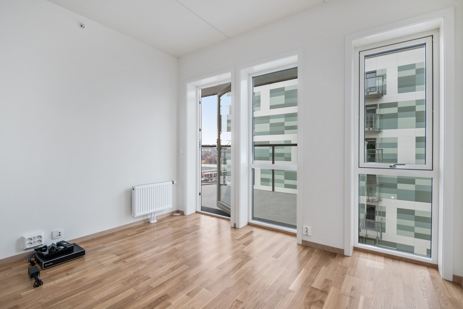 Stuen er av god størrelse med plass for sittegruppe og spisebord. Galleribilde