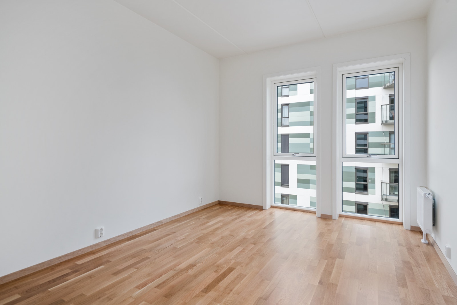 Romslig hovedsoverom som har plass for dobbeltseng. Oppbevaring av klær i medfølgende garderobeskap. Galleribilde