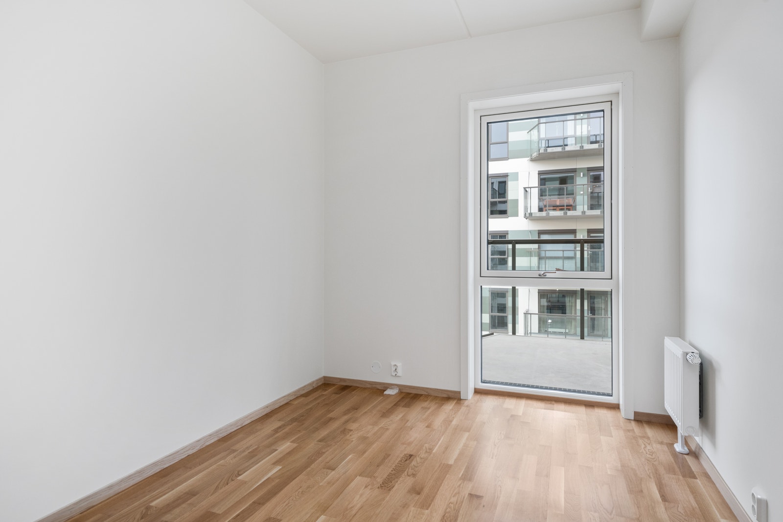 Soverom 2 har plass for seng av god størrelse. Oppbevaring av klær i medfølgende garderobeskap. Galleribilde