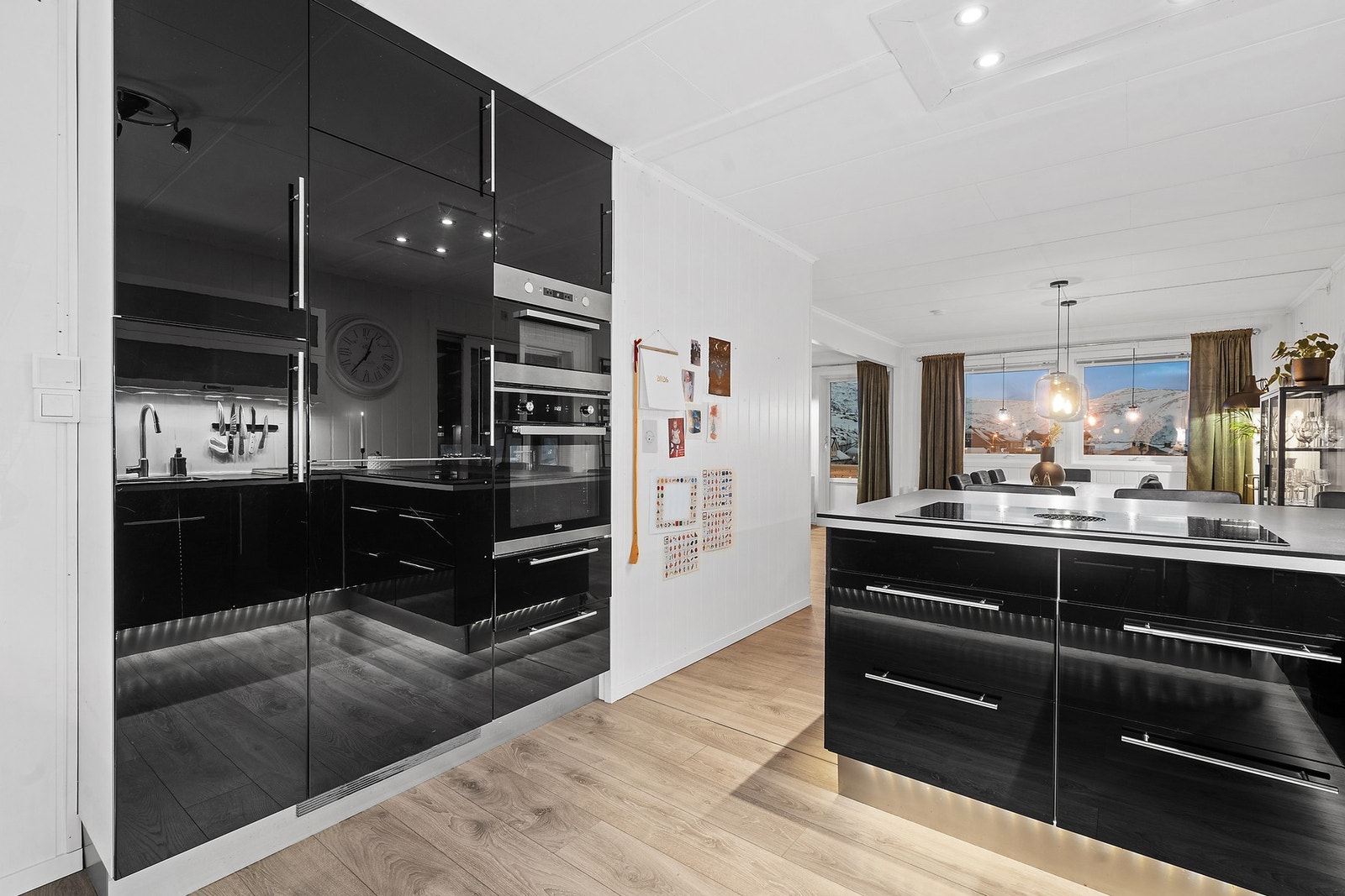 Integrerte hvitevarer i høyglans kjøkken Galleribilde