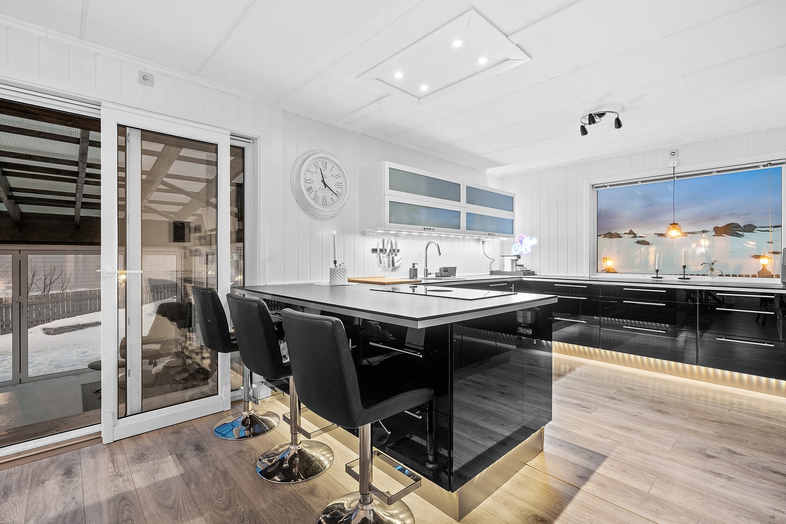 Delikat kjøkken med utgang til vinterhage Galleribilde