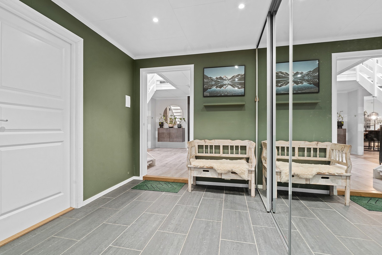 Entre med garderobe Galleribilde