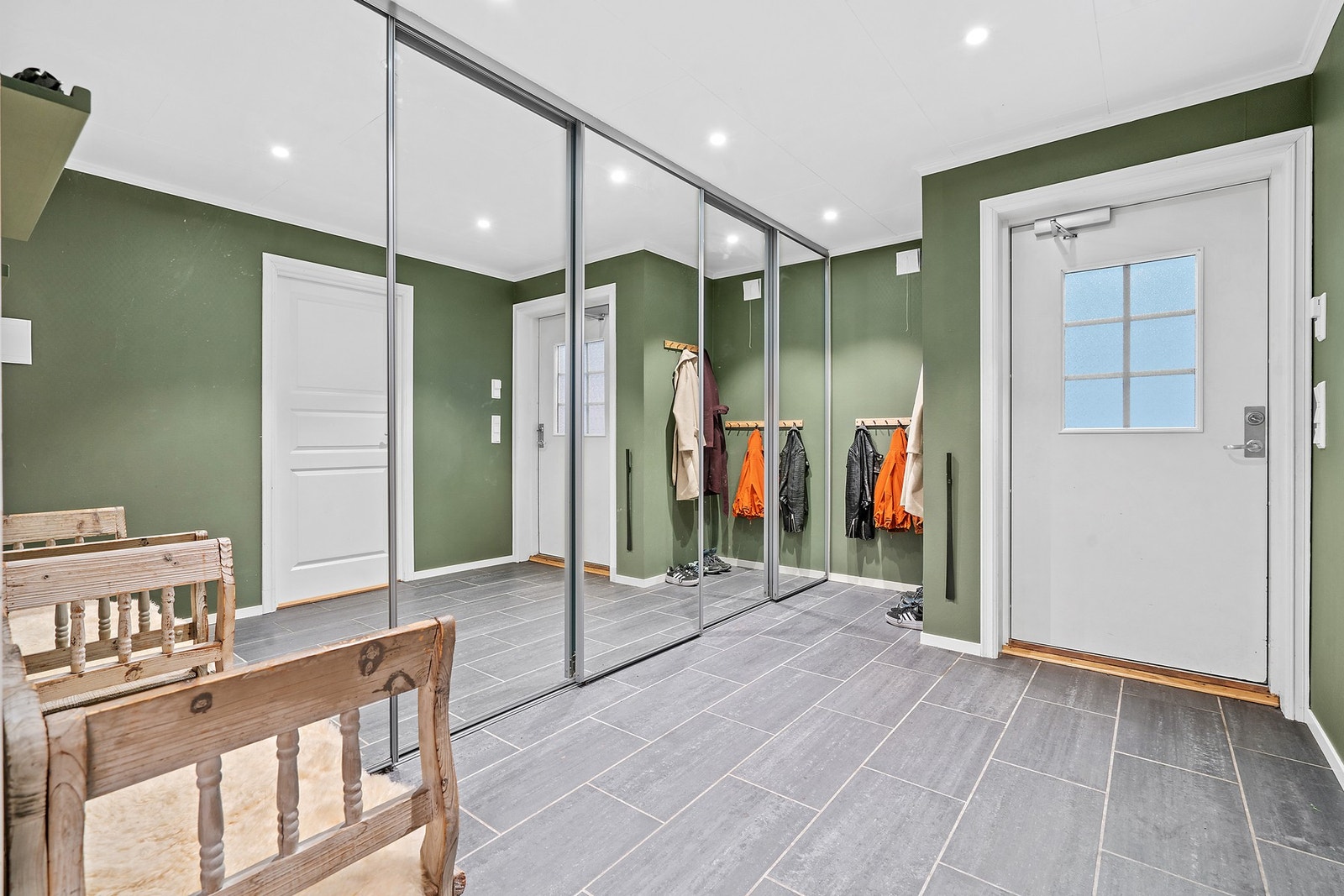 Entre med garderobe Galleribilde