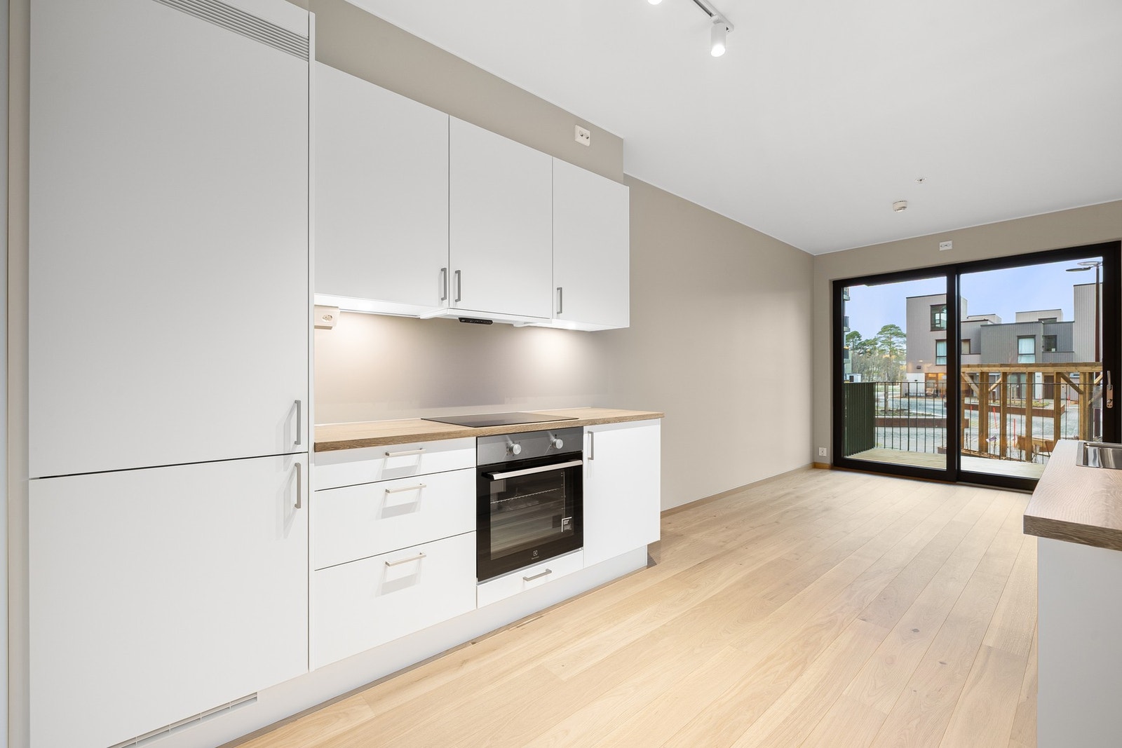 Her finner du integrerte hvitevarer som bl.a. platetopp, stekeovn, oppvaskmaskin og kjøl/fryseskap. Galleribilde