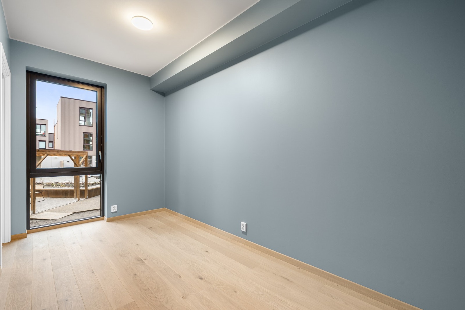 Stort og luftig soverom med god plass til bl.a. dobbeltseng, garderobeskap og mer. Galleribilde