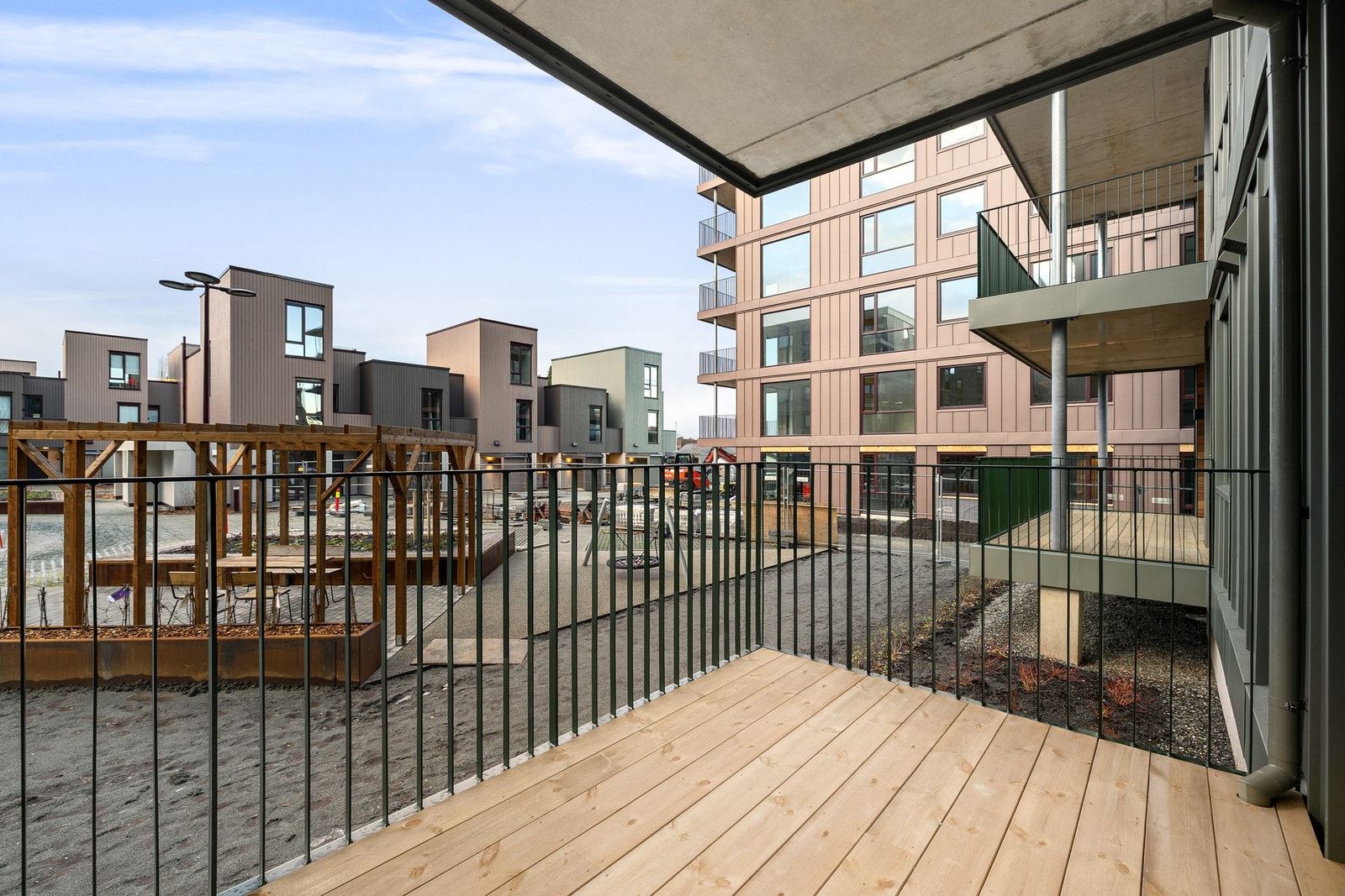 Fra boligen er det kort vei til bussforbindelser og det en skulle trenge i hverdagen! Galleribilde