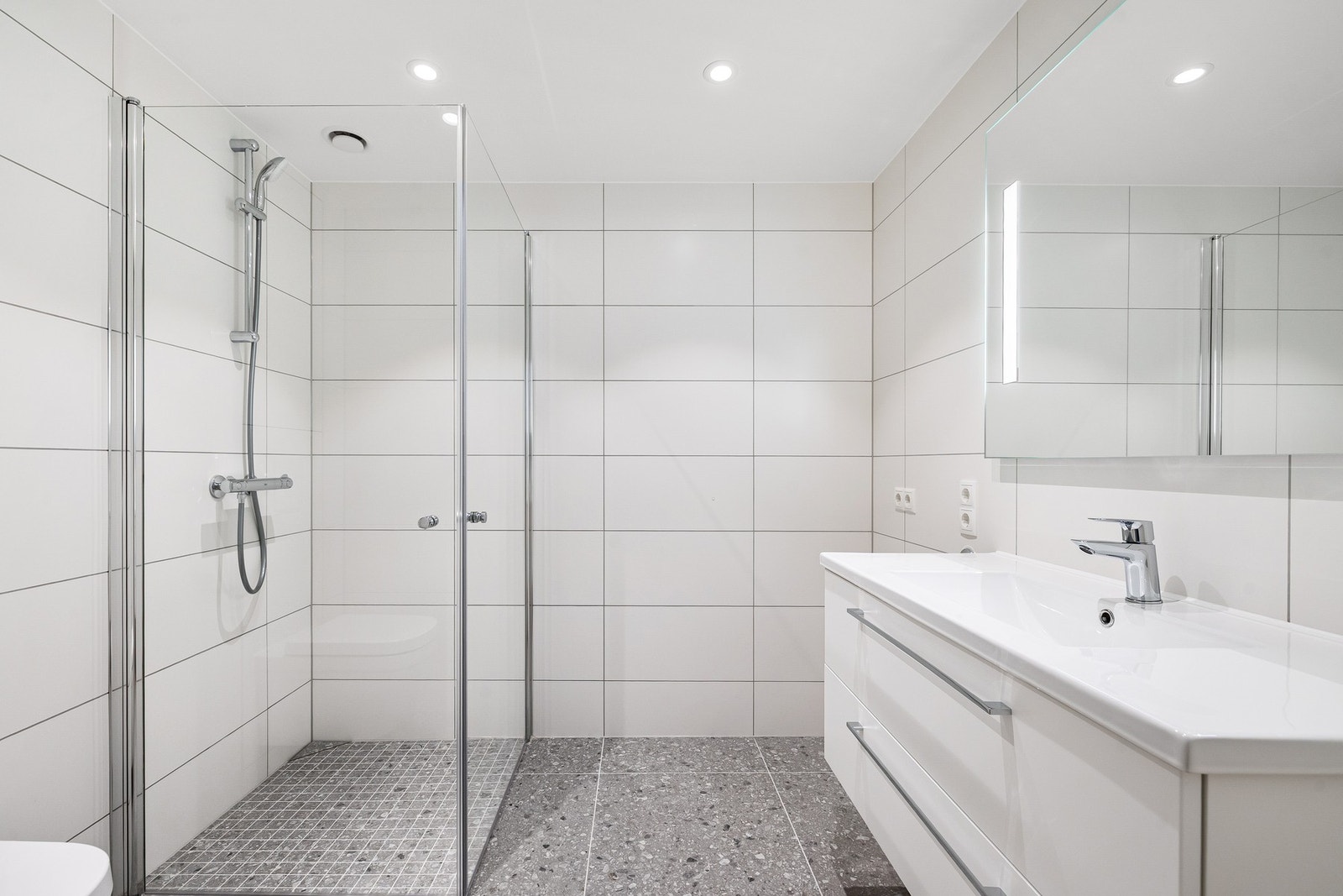 Delikat flislagt bad med varmekabler i gulvet. Galleribilde