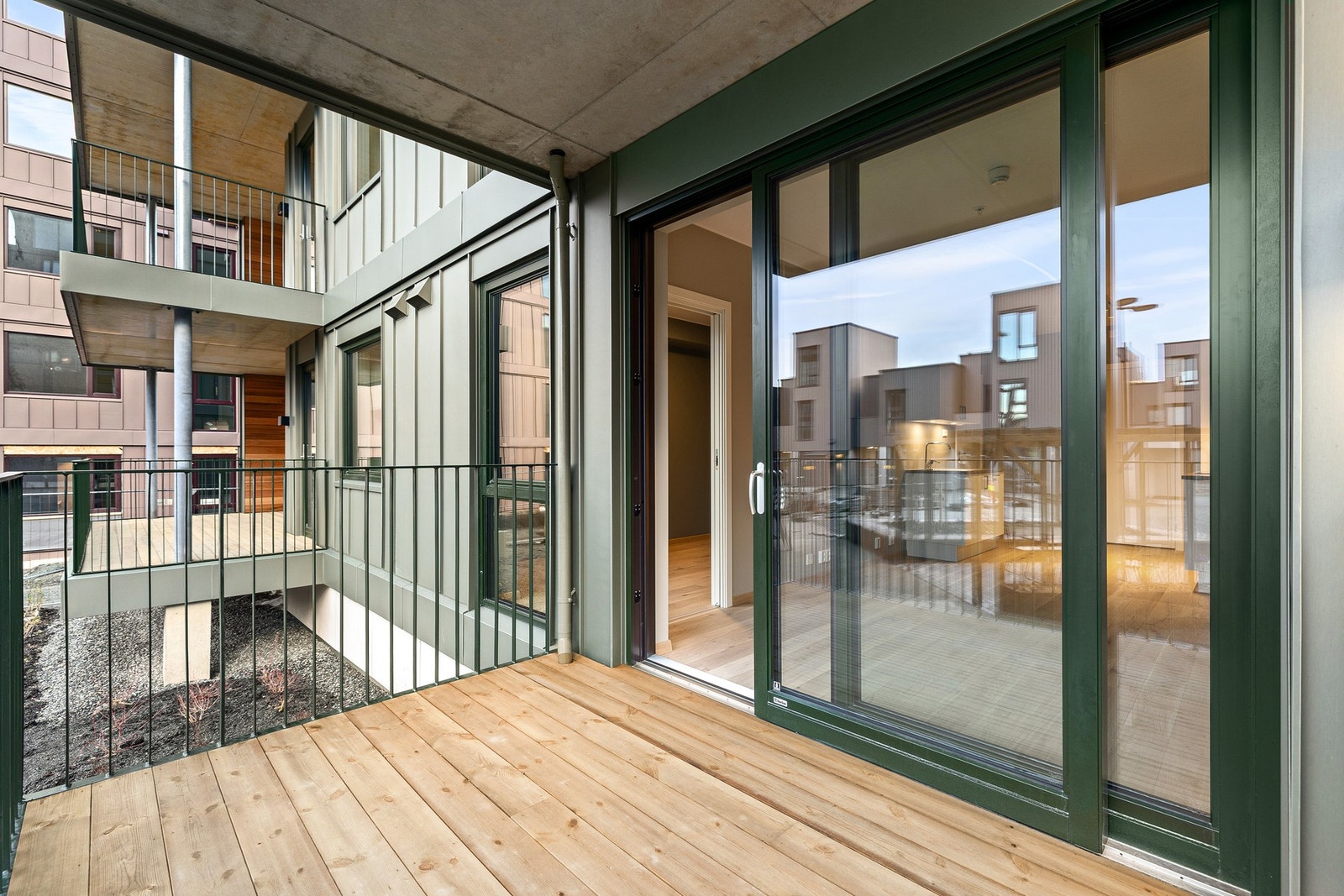 Leiligheten har en romslig og solrik balkong som vender mot sørvest. Galleribilde