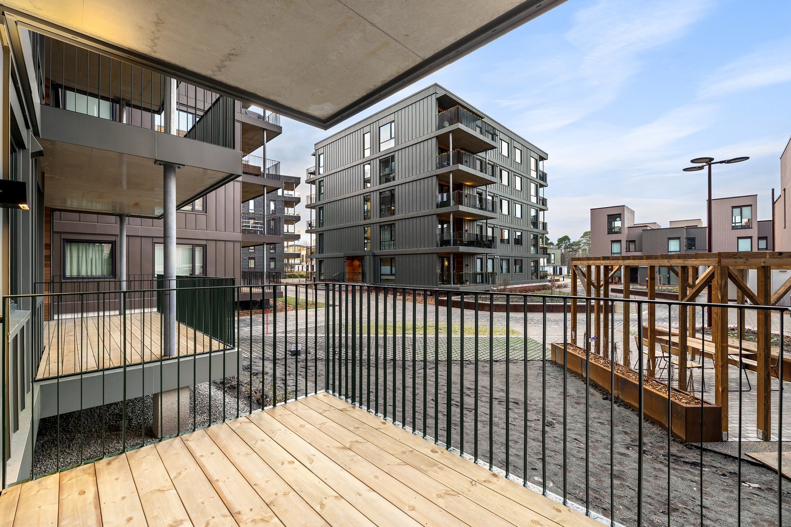 Balkongen er på ca. 6 kvadratmeter og med plass til enkel møblering. Galleribilde