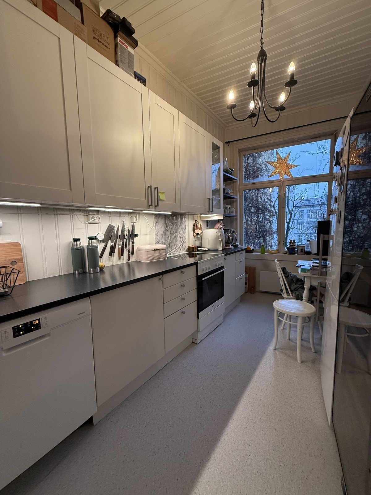 Nyere kjøkken med hvitevarer inkludert Galleribilde