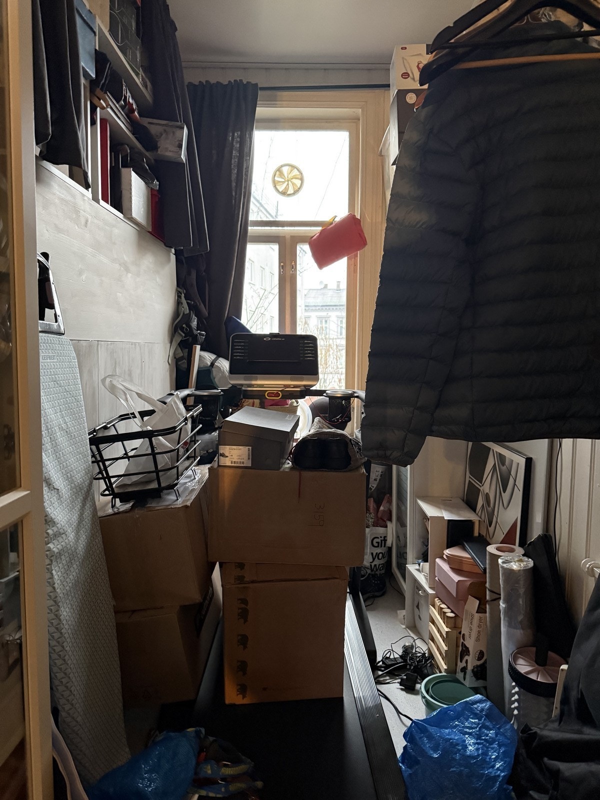 Soverom 2 – Romslig rom med god plass til seng og garderobeløsning. Benyttes i dag til oppbevaring. Galleribilde