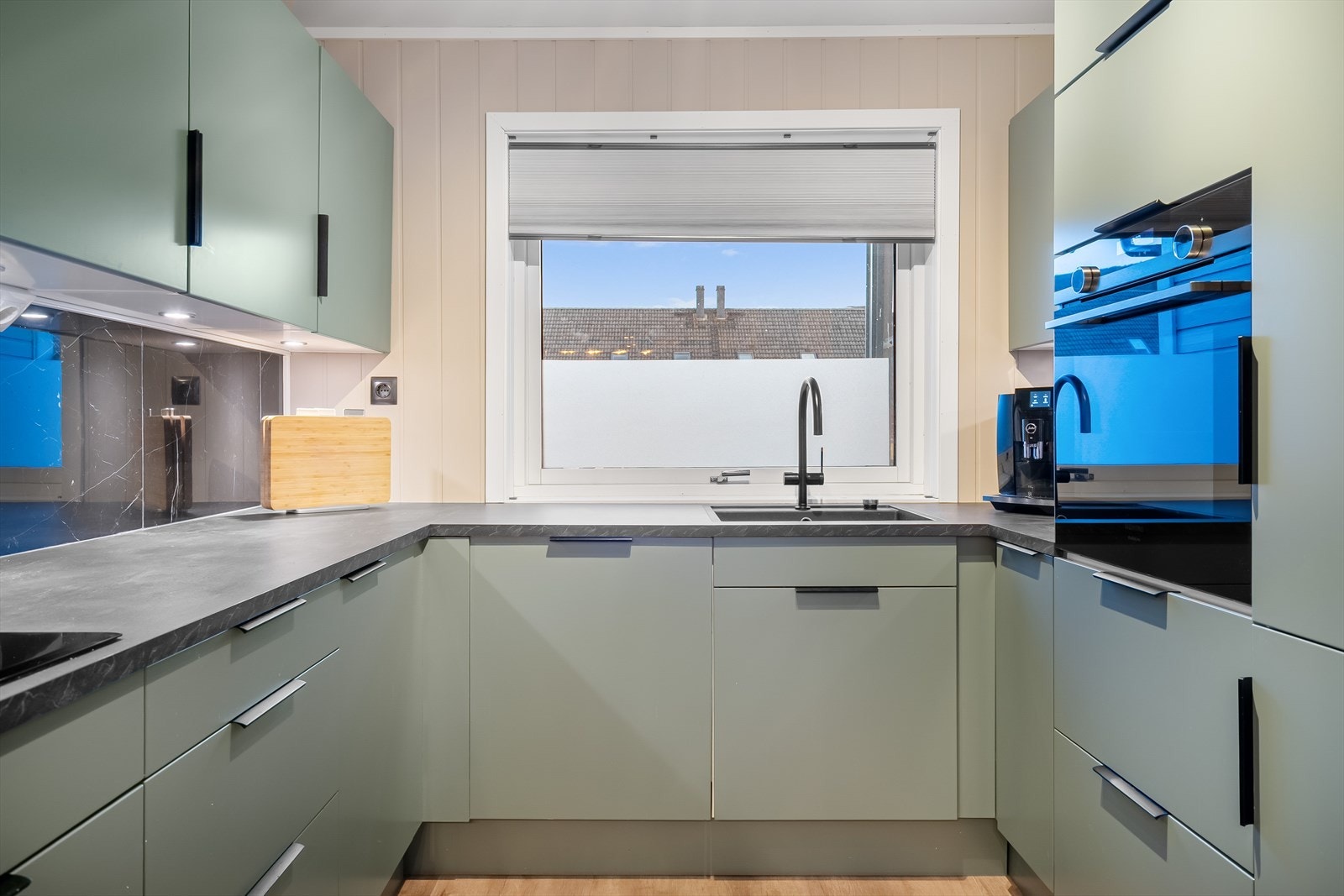 Kjøkkenet byr på solide innebygget hvitevarer og godt med skap og benkeplass. Galleribilde