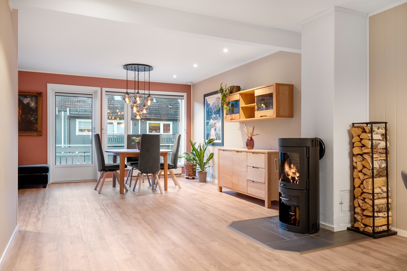 Stue med vedfyring og spisestuedel. Galleribilde