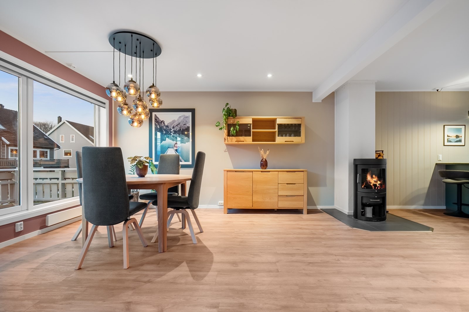 Spisestuedel og utgang til balkong. Galleribilde